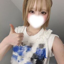 てへ