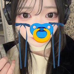 てへ